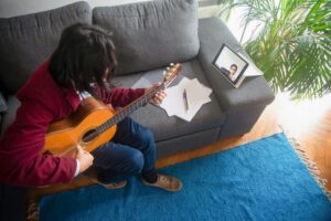 Read more about the article 5 Reasons to Start Learning Guitar Today